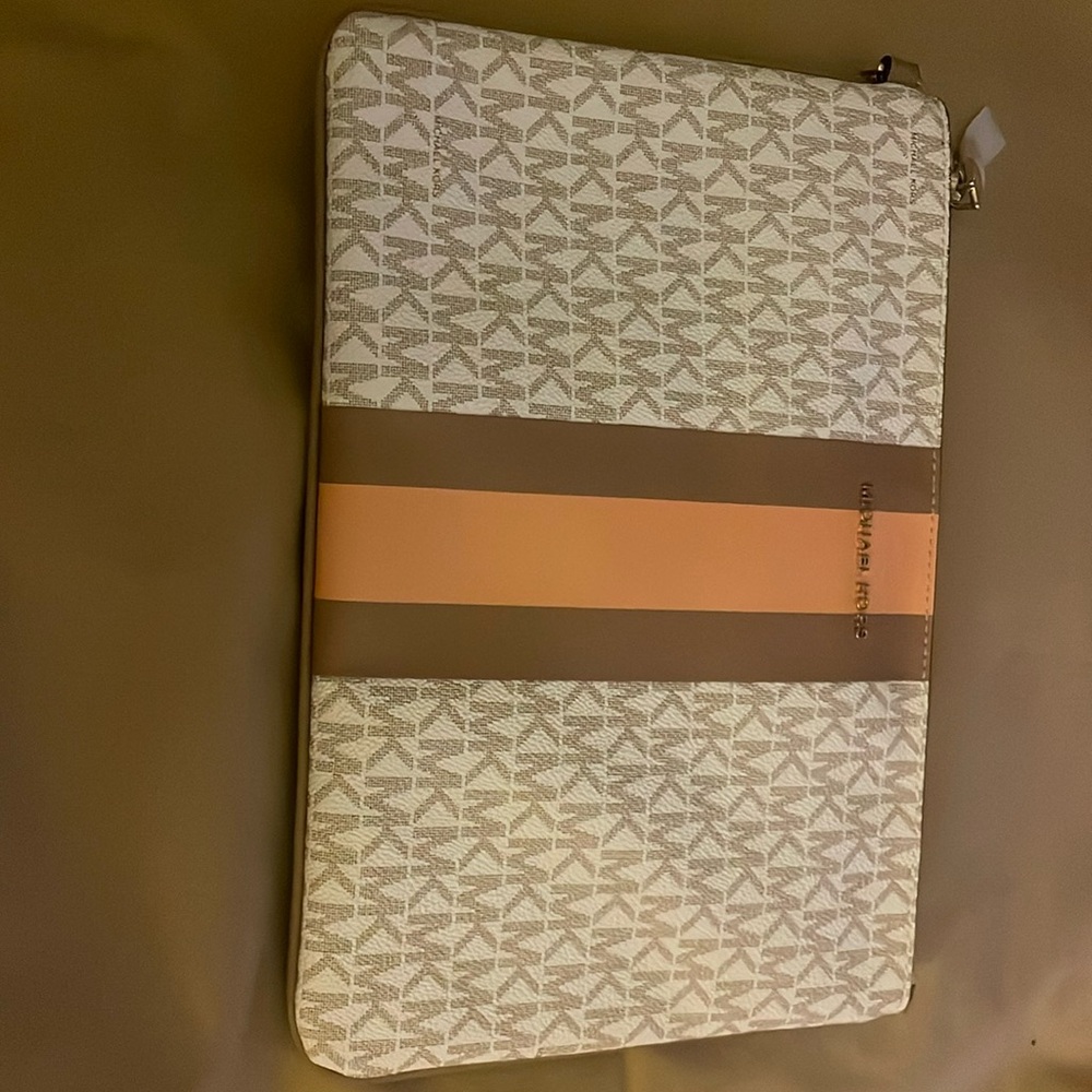 Michael Kors Jet Set XL Wristlet​​​